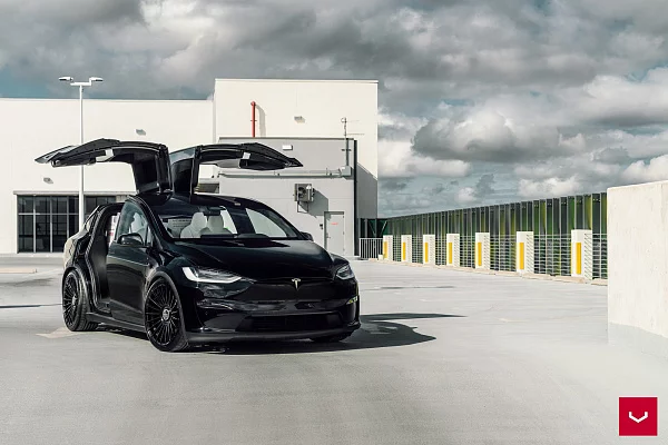 Фото дисков Vossen HF-8 Черный глянец на Tesla Model X