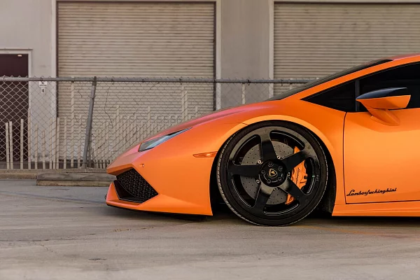Фото дисков HRE 305M Черный глянец на Lamborghini Huracan