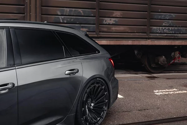 Фото дисков Radi8 R807 Черный глянец на Audi A/RS 6 (C8)