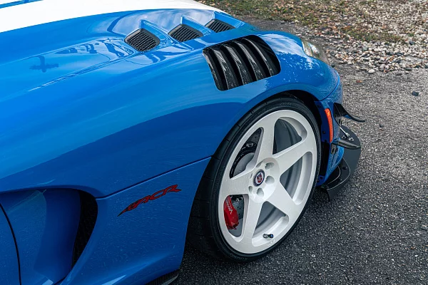Фото дисков HRE 305M Белый глянец на Dodge Viper