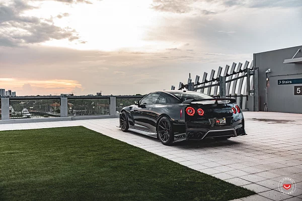 Фото дисков Vossen EVO-2R Глянцевый темный лак на Nissan GT-R