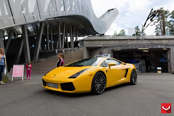 Фото дисков Vossen VFS-2 Глянцевый графит на Lamborghini Gallardo