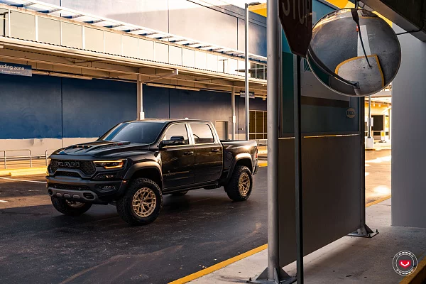 Фото дисков Vossen LC3-01T Глянцевая шампань на Ram 1500 V