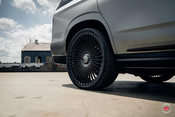 Фото дисков Vossen S17-16 Черный глянец на Cadillac Escalade V