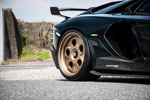 Фото дисков HRE 454 GTM Сатиновая шампань на Lamborghini Aventador