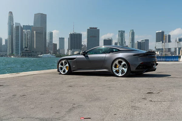Фото дисков HRE 522M Полированный лак на Aston Martin DBS 3