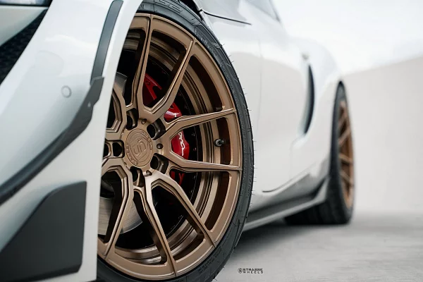 Фото дисков Strasse Wheels SV5 Deep Concave Duoblock Сатиновое темное золото на Toyota Supra A90