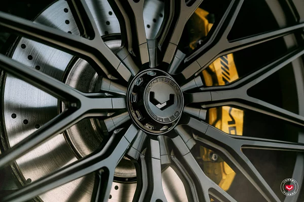 Фото дисков Vossen VPS-4 Черный сатин на Mercedes-Benz AMG GT II
