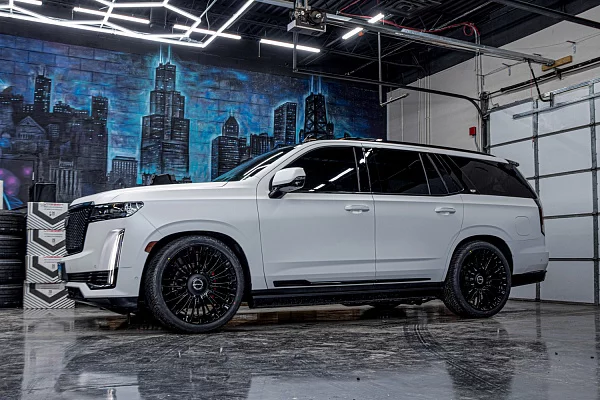 Фото дисков Brixton Forged LX01 Черный глянец на Cadillac Escalade V