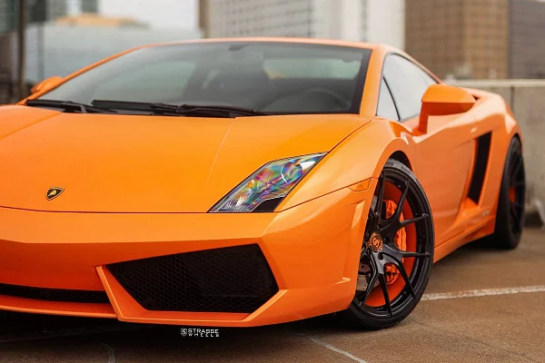 Фото дисков Strasse Wheels SM5R Deep Concave Monoblock Другой цвет на Lamborghini Gallardo