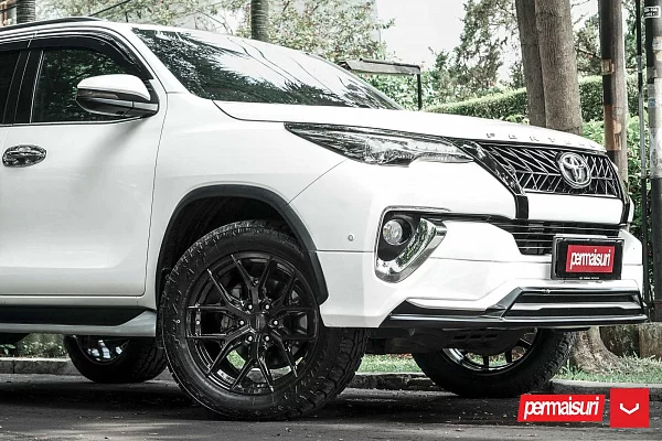 Фото дисков Vossen HF6-4 Черный глянец на Toyota Fortuner II