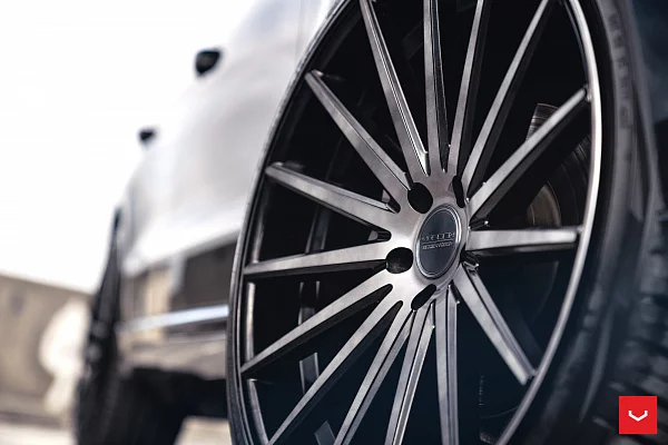 Фото дисков Vossen VFS-2 Глянцевый темный лак на Audi Q5 (8R)