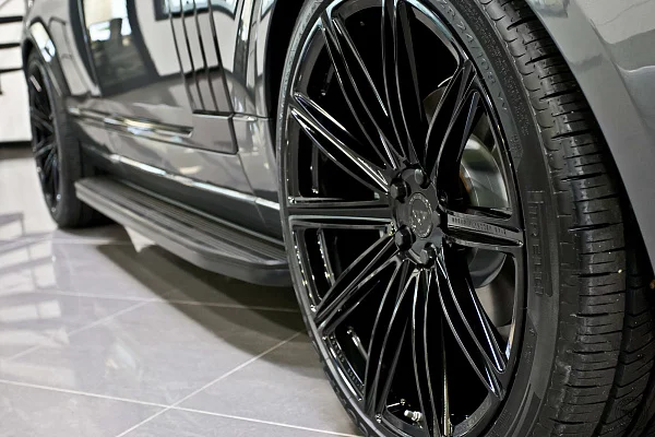 Фото дисков Vossen UV-2 Черный глянец на Range Rover IV