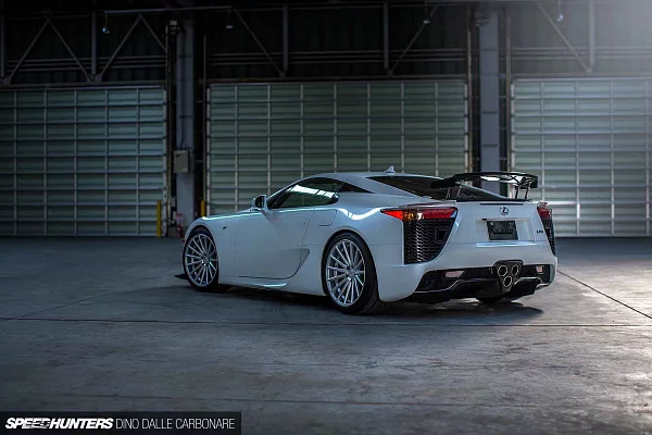 Фото дисков Vossen VFS-2 Серебро на Lexus LFA