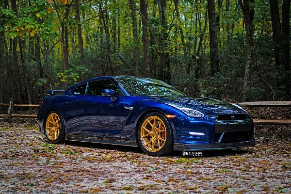 Фото дисков Strasse Wheels SM5R Deep Concave Monoblock Сатиновое золото на Nissan GT-R