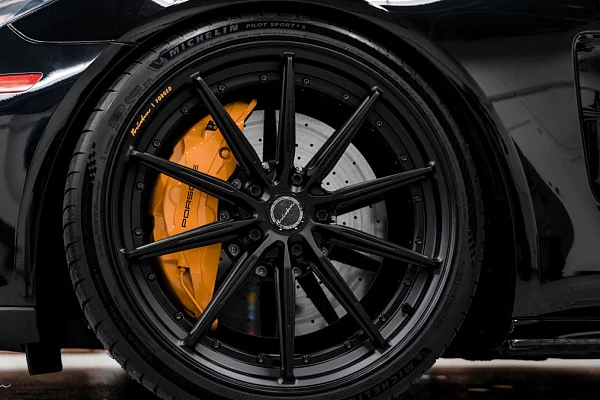 Фото дисков Brixton Forged R11-R Черный сатин на Porsche Panamera II