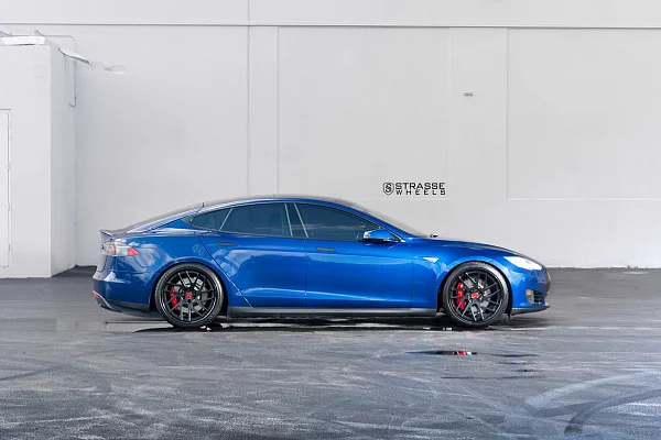 Фото дисков Strasse Wheels SM7T Deep Concave Черный матовый на Tesla Model S