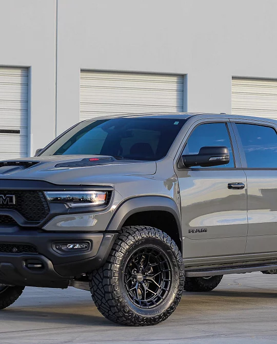 Фото дисков HFX-1 (6-Lug) Черный глянец на Ram 1500 V