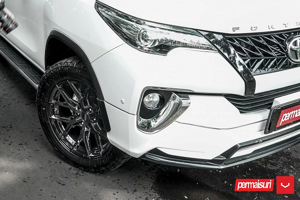 Фото дисков Vossen HF6-4 Черный глянец на Toyota Fortuner II