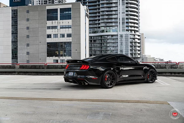 Фото дисков Vossen M-X2 Черный глянец на Ford Mustang VI