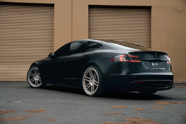 Фото дисков HRE 312 GTS Сатиновая шампань на Tesla Model S