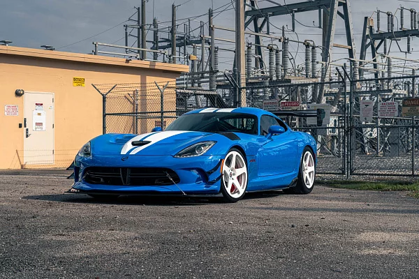 Фото дисков HRE 305M Белый глянец на Dodge Viper