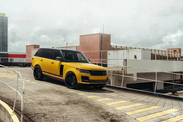 Фото дисков Vossen UV-1 Черный глянец на Range Rover IV