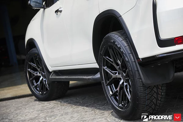 Фото дисков Vossen HF6-4 Глянцевый темный лак на Toyota Fortuner II