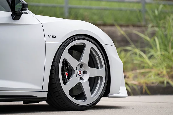 Фото дисков HRE 305M Серебро на Audi R8 (4S)