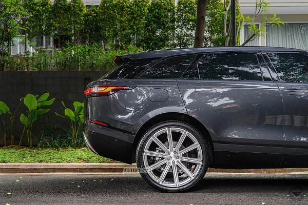 Фото дисков Vossen UV-2 Глянцевый лак на Land Rover Range Rover Velar