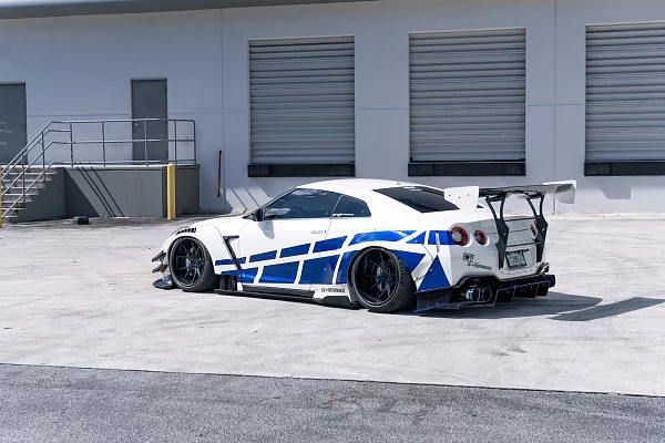 Фото дисков Strasse Wheels SM5R Deep Concave FS Черный глянец на Nissan GT-R