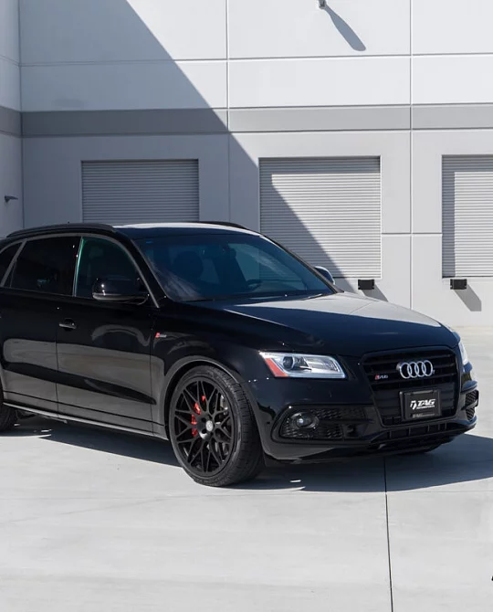 Фото дисков 300M Черный сатин на Audi Q5 (8R)