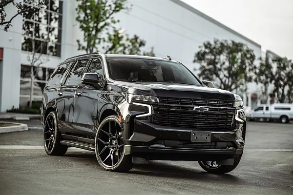 Фото дисков Giovanna Haleb Черный глянец на Chevrolet Tahoe V