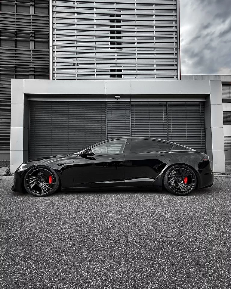 Radi8 R807 / Tesla Model S