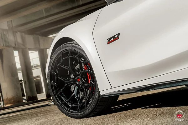 Фото дисков Vossen LC3-01T Черный глянец на Chevrolet Corvette C8