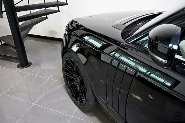 Фото дисков Vossen UV-2 Черный глянец на Range Rover IV