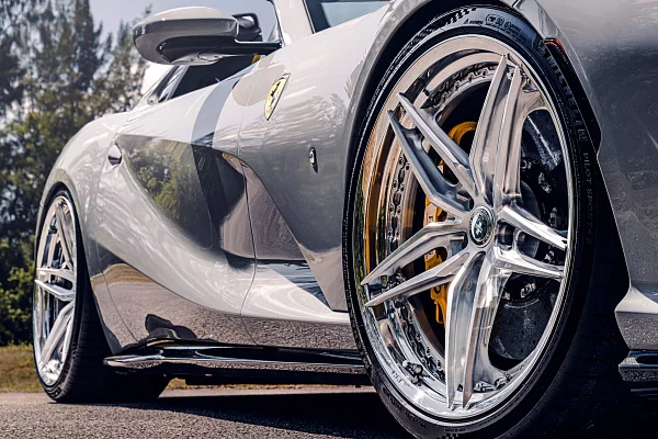 Фото дисков HRE S107SC Глянцевый лак на Ferrari 812