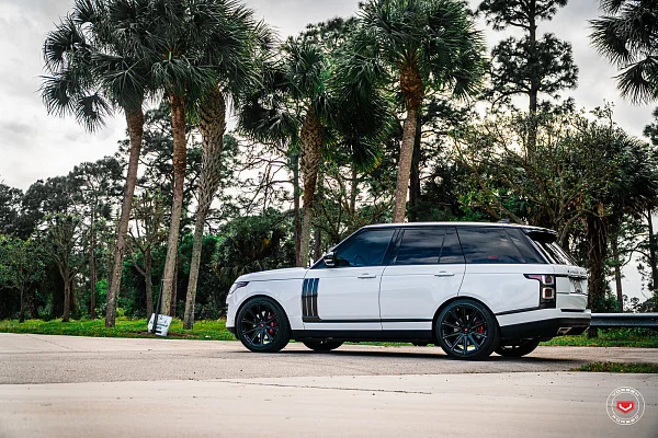 Фото дисков Vossen UV-2 Черный глянец на Range Rover IV