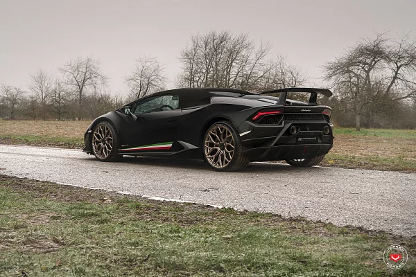 Фото дисков Vossen S17-01 Глянцевое темное золото на Lamborghini Huracan
