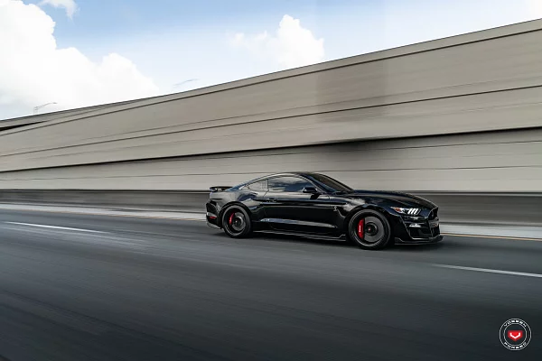 Фото дисков Vossen M-X2 Черный глянец на Ford Mustang VI