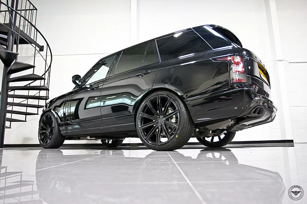 Фото дисков Vossen UV-2 Черный глянец на Range Rover IV