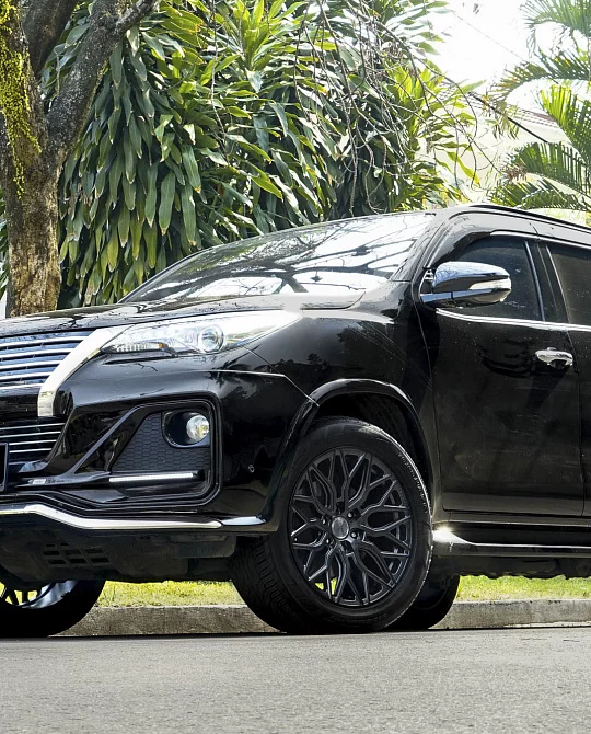 Фото дисков HF6-3 Сатиновый графит на Toyota Fortuner II