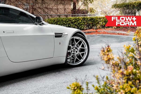 Фото дисков HRE FF01 Серебро на Aston Martin Vantage 3