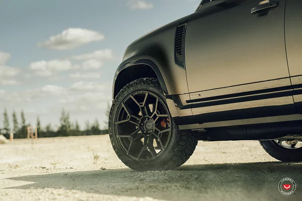 Фото дисков Vossen UV-4 Черный сатин на Land Rover Defender II