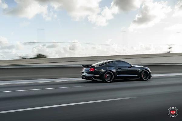 Фото дисков Vossen M-X2 Черный глянец на Ford Mustang VI