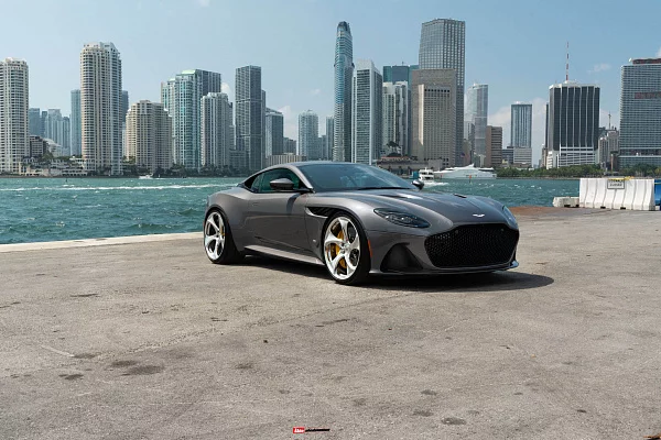 Фото дисков HRE 522M Полированный лак на Aston Martin DBS 3