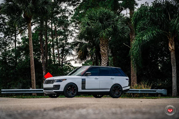 Фото дисков Vossen UV-2 Черный глянец на Range Rover IV