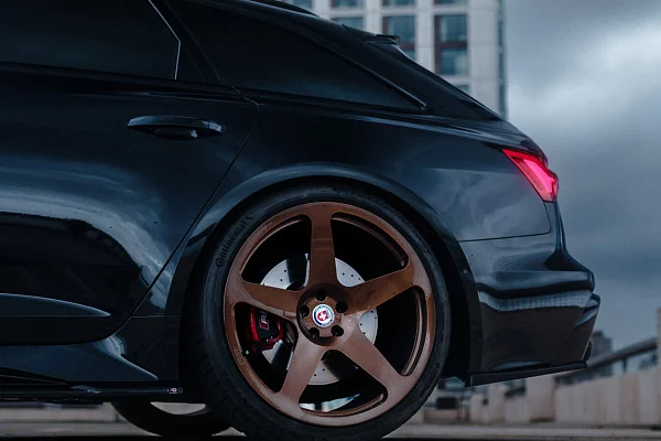 Фото дисков HRE 305M Глянцевая бронза на Audi A/RS 6 (C8)