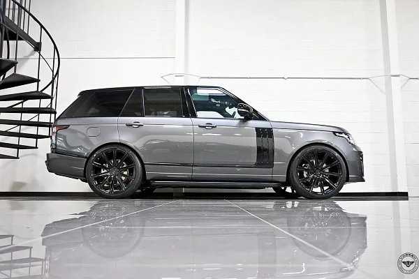 Фото дисков Vossen UV-2 Черный глянец на Range Rover IV