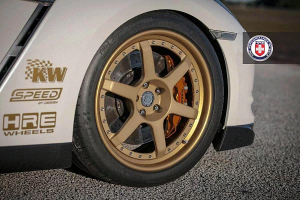 Фото дисков HRE C106 Сатиновое золото на Nissan GT-R